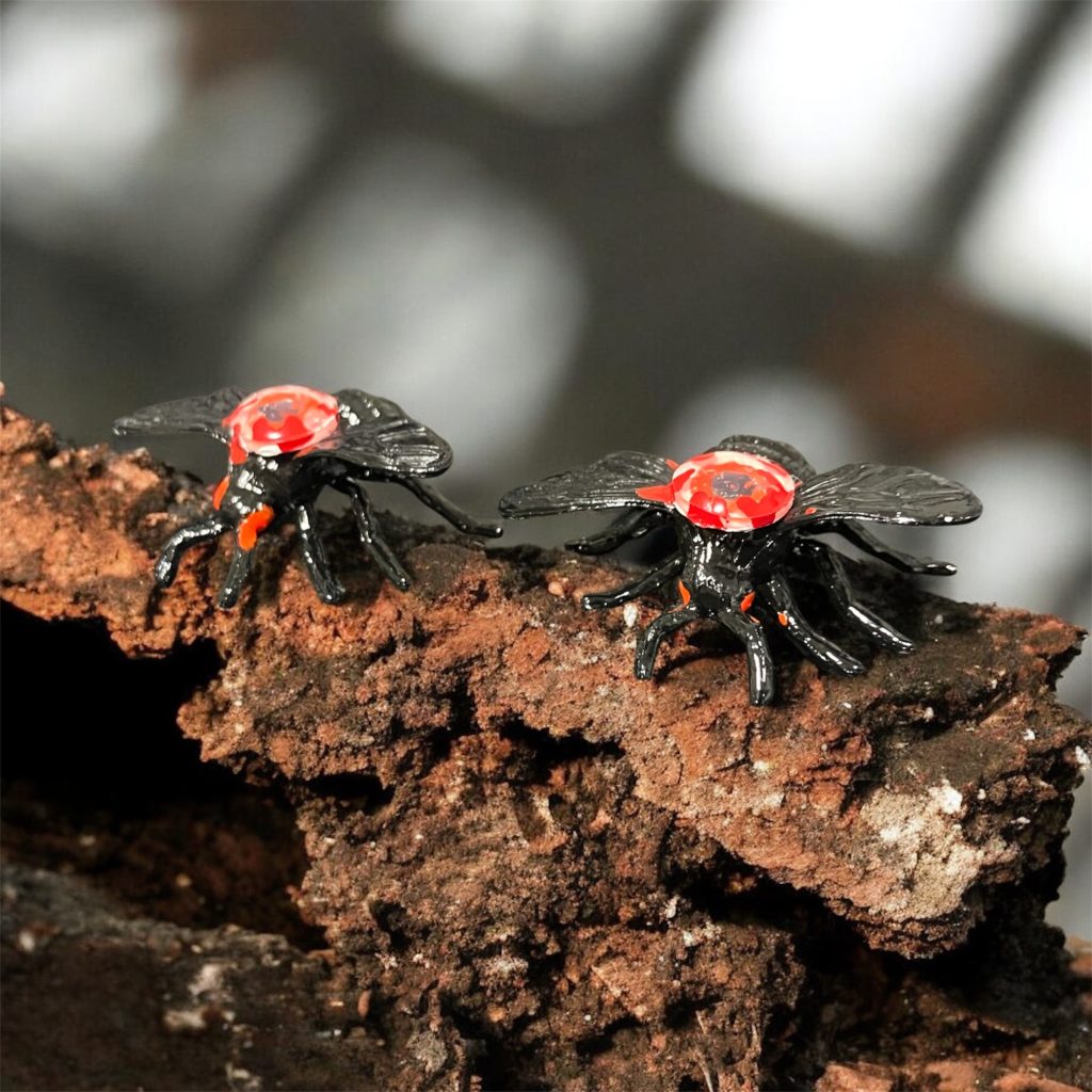 小型無人機「ムスカ」^_^百均の昆虫フィギュアを塗装し目玉を追加。寄生能力無しで、群れで対象に襲いかかる^_^