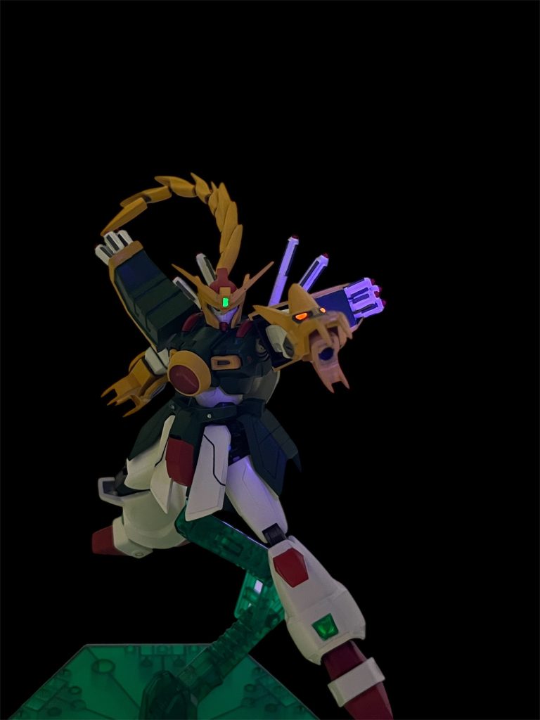 胸の丸い赤いパーツと足の緑パーツは、UVレジンを使い、クリアパーツっぽくしてあります