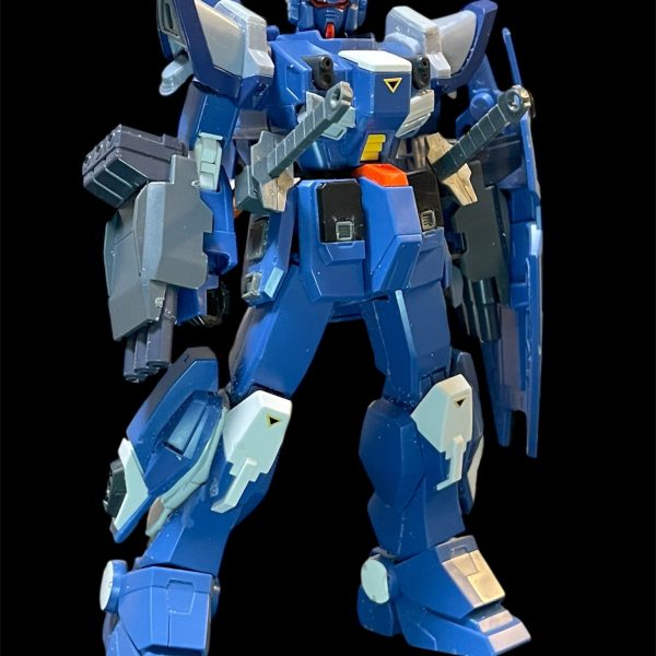 設定に寄せる改修を進めました。差し替えしたショルダーアーマーの不要な出っ張り箇所除去ヘッドパーツのアンテナ上にセンサー追加胸部のミサイルをエアインテークに変更して漫画版特有のライン追加フロントスカートとサイドスカートに角バーニア追加サイドスカートにサーベルマウントパーツ追加バックパックを少し薄くなるよに加工、角バーニアに変更し、適当なディテール追加脚部のスラスターを別パーツ化するために、陸戦型ガンダムの脚部を移植し、その上から元の脚部をかぶせる形で表現しました。今後やりたいのは、ショルダーアーマーのスライド機能と、三連ミサイルランチャーのスリム化、足を3ミリほど延長というところでしょうか。バックパックの形状がコミック版とかなり違いますが、ディテール追加できたのでヨシとします😅（2枚目）