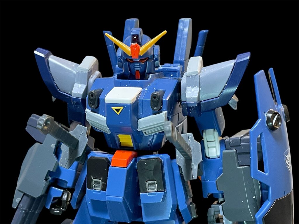 見えにくいですが頭部アンテナ上の部分に丸センサーを作成、胸部の有線ミサイルをオミットしエアインテークに変更