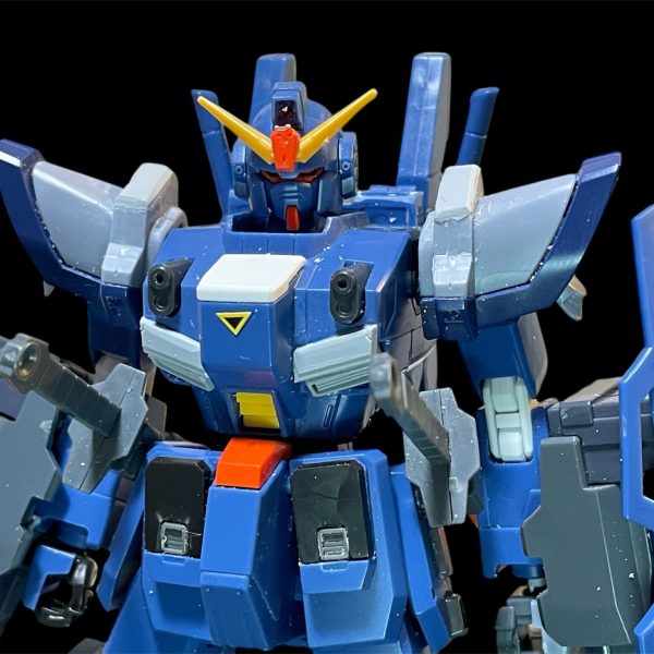 設定に寄せる改修を進めました。差し替えしたショルダーアーマーの不要な出っ張り箇所除去ヘッドパーツのアンテナ上にセンサー追加胸部のミサイルをエアインテークに変更して漫画版特有のライン追加フロントスカートとサイドスカートに角バーニア追加サイドスカートにサーベルマウントパーツ追加バックパックを少し薄くなるよに加工、角バーニアに変更し、適当なディテール追加脚部のスラスターを別パーツ化するために、陸戦型ガンダムの脚部を移植し、その上から元の脚部をかぶせる形で表現しました。今後やりたいのは、ショルダーアーマーのスライド機能と、三連ミサイルランチャーのスリム化、足を3ミリほど延長というところでしょうか。バックパックの形状がコミック版とかなり違いますが、ディテール追加できたのでヨシとします😅（4枚目）