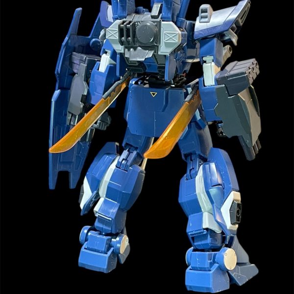 設定に寄せる改修を進めました。差し替えしたショルダーアーマーの不要な出っ張り箇所除去ヘッドパーツのアンテナ上にセンサー追加胸部のミサイルをエアインテークに変更して漫画版特有のライン追加フロントスカートとサイドスカートに角バーニア追加サイドスカートにサーベルマウントパーツ追加バックパックを少し薄くなるよに加工、角バーニアに変更し、適当なディテール追加脚部のスラスターを別パーツ化するために、陸戦型ガンダムの脚部を移植し、その上から元の脚部をかぶせる形で表現しました。今後やりたいのは、ショルダーアーマーのスライド機能と、三連ミサイルランチャーのスリム化、足を3ミリほど延長というところでしょうか。バックパックの形状がコミック版とかなり違いますが、ディテール追加できたのでヨシとします😅（3枚目）