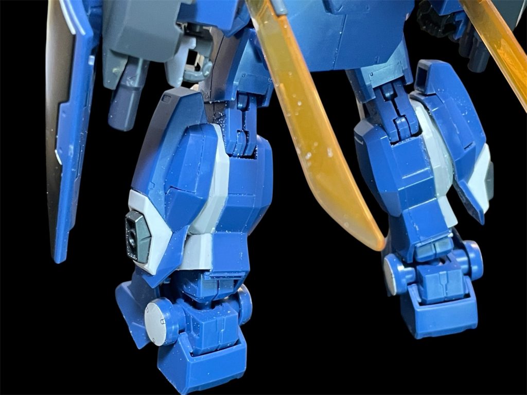 脚部のスラスター別パーツ化に伴い、陸戦型ガンダムの脚部を移植