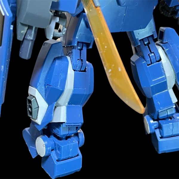 設定に寄せる改修を進めました。差し替えしたショルダーアーマーの不要な出っ張り箇所除去ヘッドパーツのアンテナ上にセンサー追加胸部のミサイルをエアインテークに変更して漫画版特有のライン追加フロントスカートとサイドスカートに角バーニア追加サイドスカートにサーベルマウントパーツ追加バックパックを少し薄くなるよに加工、角バーニアに変更し、適当なディテール追加脚部のスラスターを別パーツ化するために、陸戦型ガンダムの脚部を移植し、その上から元の脚部をかぶせる形で表現しました。今後やりたいのは、ショルダーアーマーのスライド機能と、三連ミサイルランチャーのスリム化、足を3ミリほど延長というところでしょうか。バックパックの形状がコミック版とかなり違いますが、ディテール追加できたのでヨシとします😅（6枚目）