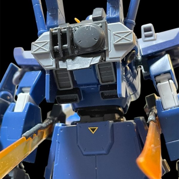 設定に寄せる改修を進めました。差し替えしたショルダーアーマーの不要な出っ張り箇所除去ヘッドパーツのアンテナ上にセンサー追加胸部のミサイルをエアインテークに変更して漫画版特有のライン追加フロントスカートとサイドスカートに角バーニア追加サイドスカートにサーベルマウントパーツ追加バックパックを少し薄くなるよに加工、角バーニアに変更し、適当なディテール追加脚部のスラスターを別パーツ化するために、陸戦型ガンダムの脚部を移植し、その上から元の脚部をかぶせる形で表現しました。今後やりたいのは、ショルダーアーマーのスライド機能と、三連ミサイルランチャーのスリム化、足を3ミリほど延長というところでしょうか。バックパックの形状がコミック版とかなり違いますが、ディテール追加できたのでヨシとします😅（5枚目）