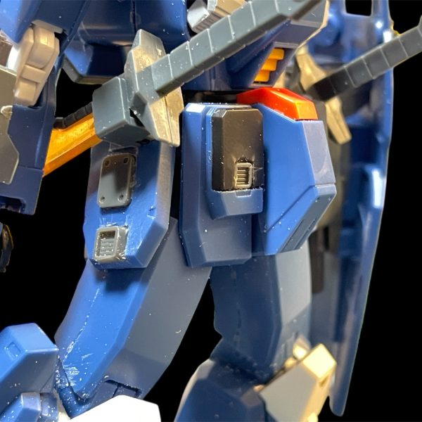 設定に寄せる改修を進めました。差し替えしたショルダーアーマーの不要な出っ張り箇所除去ヘッドパーツのアンテナ上にセンサー追加胸部のミサイルをエアインテークに変更して漫画版特有のライン追加フロントスカートとサイドスカートに角バーニア追加サイドスカートにサーベルマウントパーツ追加バックパックを少し薄くなるよに加工、角バーニアに変更し、適当なディテール追加脚部のスラスターを別パーツ化するために、陸戦型ガンダムの脚部を移植し、その上から元の脚部をかぶせる形で表現しました。今後やりたいのは、ショルダーアーマーのスライド機能と、三連ミサイルランチャーのスリム化、足を3ミリほど延長というところでしょうか。バックパックの形状がコミック版とかなり違いますが、ディテール追加できたのでヨシとします😅（7枚目）