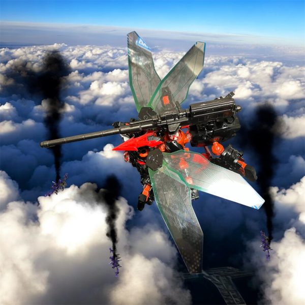 「こいつはひでぇー有様だ・・・各機、一斉射‼️出し惜しみするなぁ、撃てっ‼️」上空に現れたミグラントの二個小隊がミサイルを一斉射。たちまち爆発に飲まれる。「各機、もう一度だ。撃てっ！？な、なんだ？」さらに高い高度から黒い蝿が来る。サイズは並のMS以上。「ま、まさか・・・MA？」二の句を告げるもなくミグラントが地上に落ちていく。地上に降りた大きな蝿と共に・・・黒いバエルは消えた。いずこに？（7枚目）