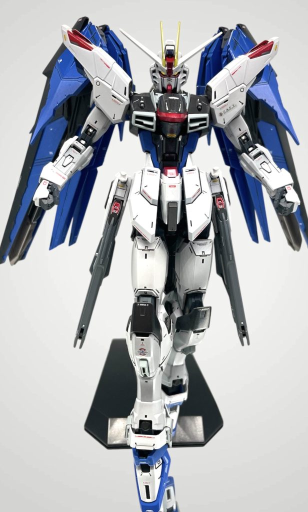 カラーリングレシピ&nbsp;白装甲:灰色9号青装甲:フリーダムブルー→パールホワイト黒装甲:ミッドナイトブルー→パールホワイト赤装甲:マルーン→パールホワイト黄装甲:MSイエロー→パールホワイトバーニアダクト等:エアクラフトグレー&nbsp;フレーム1:連邦グレーフレーム2:ジオングレー