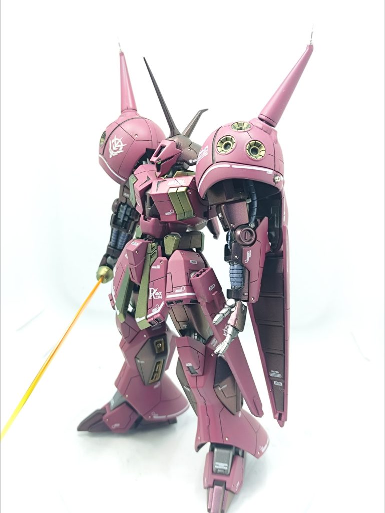 ビームサーベルもカッコイイ塗装は全体黒サフベース。薄い赤は、ガイアのサーフェイサーオキシレッドから東雲レッド濃い赤は、黒の上にMr.クリスタルカラーのルビーレッド金色は黒の上にMr.クリスタルカラーのトパーズゴールドメカ部はガイアのスターブライトアイアン銀色は同じくスターブライトシルバー動力パイプは、dspiaeマーカーのメカグレイでちょこちょこ色分けビームサーベルはビーム根本だけクリアーオレンジ社外品のデカールを貼って、ガイアのセミグロスクリアープレミアムでコートしました