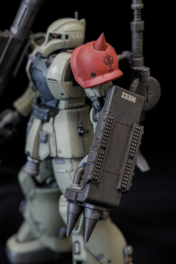 近距離戦闘用に、肩部とシールドにスパイクを装備。