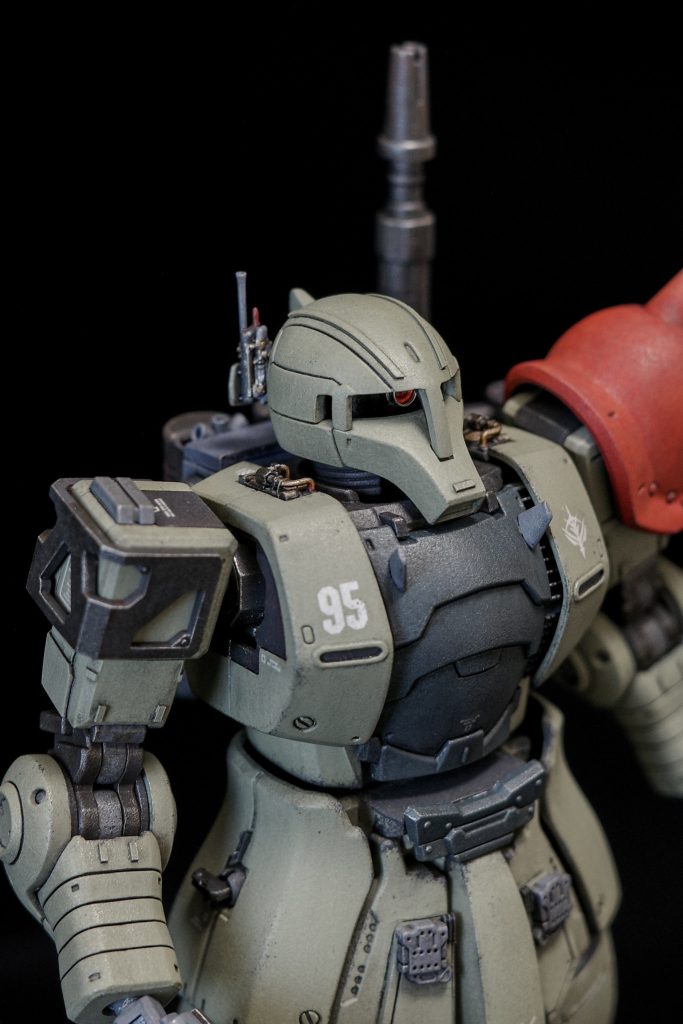 単騎で敵陣に飛び込む戦闘も多いため、通信能力強化のためのアンテナを増設。特注のチューンアップのため外装に収まりきらない増設モジュールが各所にあります。