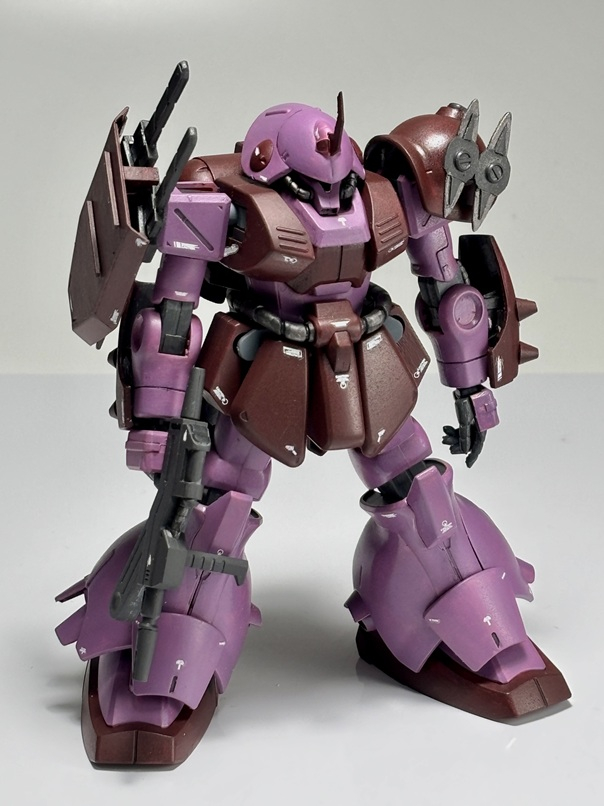 右肩のシールドはプラ板スクラッチ。また、肩とシールドの間にマウントされている「ヒート・マチューテ」もプラ板。両腕のシールド、ガントレットは、プラ板で大型化しながら、サードパーティのディティールアップパーツのスパイクを取り付けて、先端を削り落とし。