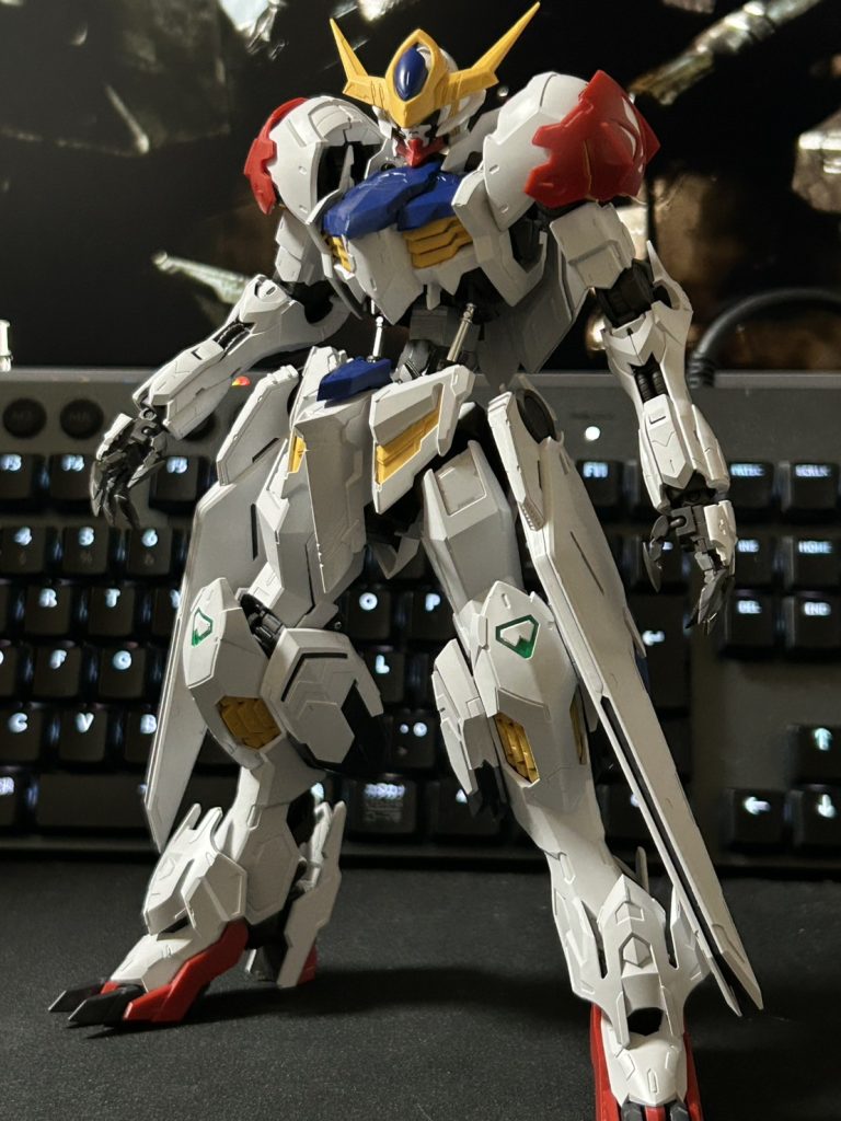 首と胴体を延長した状態。余剰パーツのフェイスパーツを使って顔周りを改修していましたが、途中でフェイスパーツが割れてしまい、当初はこの状態で塗装しようと思っていました。