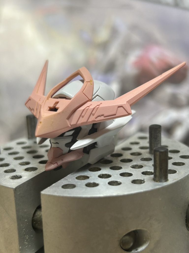 サフ吹いている途中でどうしても気になって再チャレンジ。部品注文もできないので一発勝負でしたがどうにか上手くいきました。この後ツインアイにラピーテープ貼る過程で苦戦して1時間くらいかかりましたが・・・