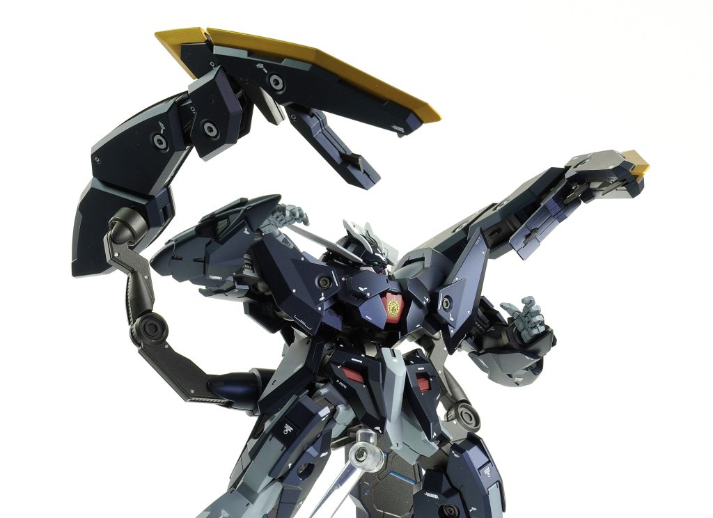 本体の装甲もカッコいいですが、シールドプライヤーユニットが売りの機体ですね!いろいろミキシングにも使えそうなキット・デザイン見かけたら1つは積んでおきたい、、、(もうこれ以上、積が増えるのはやばい)