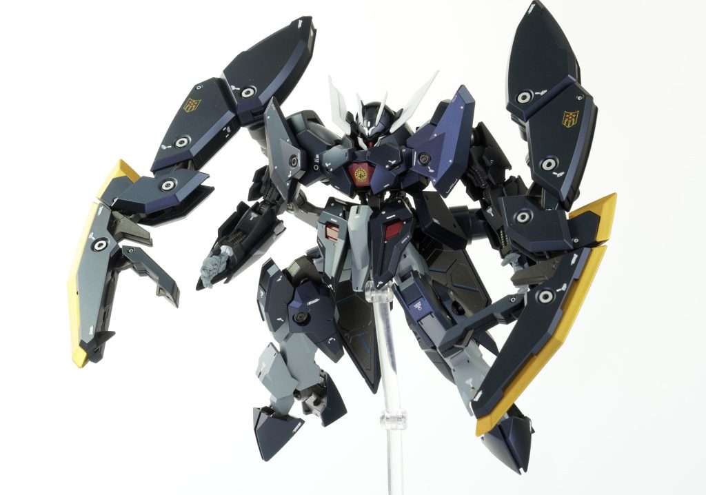 工作は基本工作のみで、キットのまま全塗装鉄血キットは優秀!工作なしで全然OKクローの広い面のヒケがけっこうあったので気をつけてヤスリしております。ザガンは2機(ストレートとミキシング)ほぼ同時進行で制作してるので、本作品は延長工作はおこなわず、あえてズッシリ詰まったシルエットのままにしています。