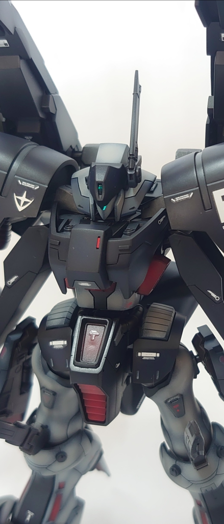 より連邦MSらしくしようと、バルカンカートリッジを付けてみました。顎を削って、男前になったと思いますw