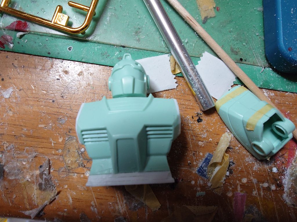 というわけで胴体の改造です３ミリ胴を伸ばしました肩の付け根を楔方に切ってプラ板で蓋をしました（ハの字というほどではないです）頭をレゴブロックボールジョイント接続に変更しました