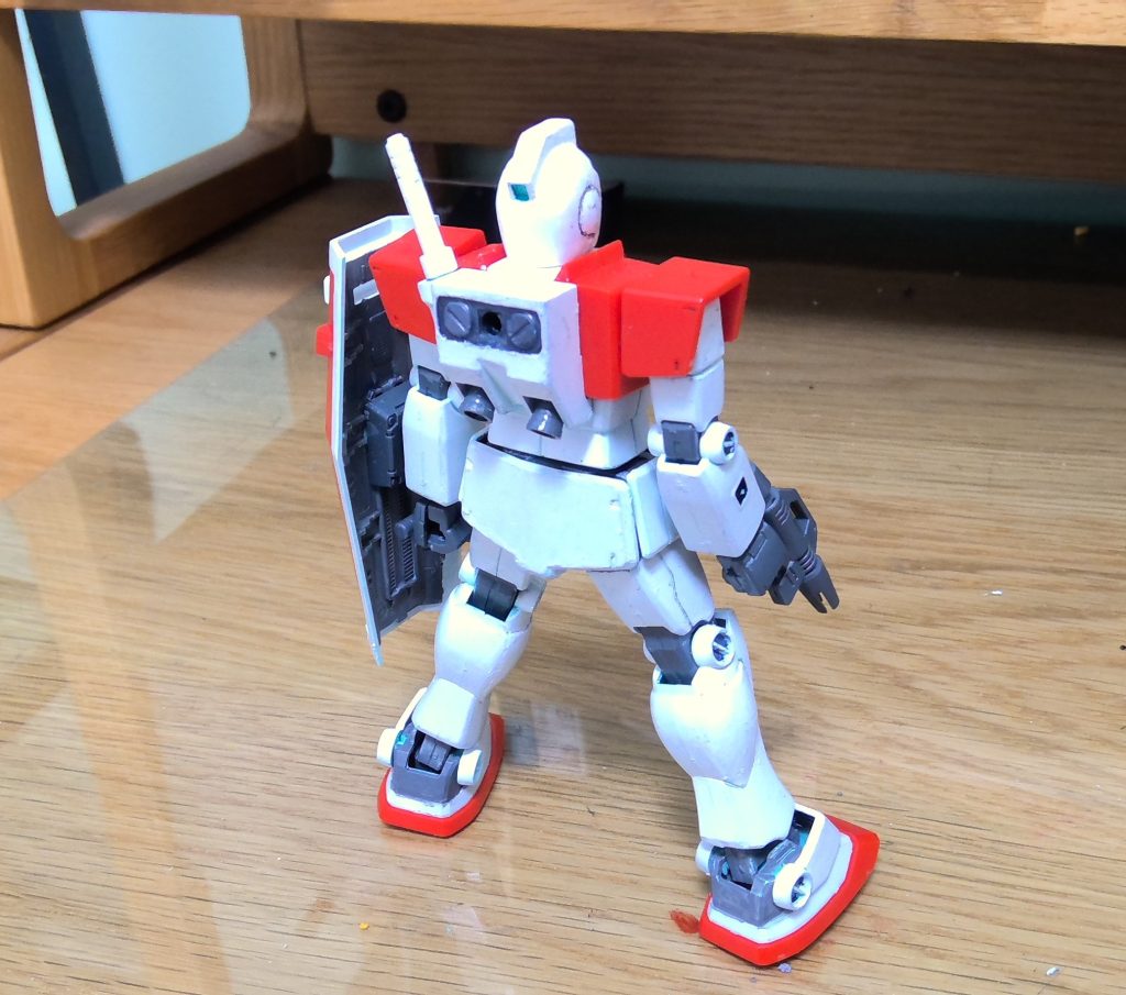 背面からシールド裏やかかとを ガンダムマーカーグレーで 塗装しました。