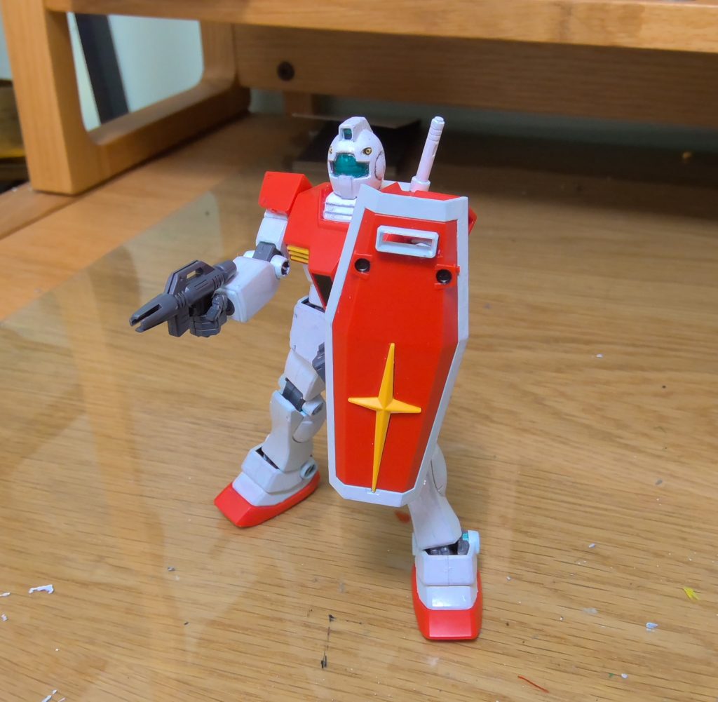 ビームスプレーガンを構えて普通の接続方法なのですがシールドをちゃんと前に構えられて、可動もいい感じです。