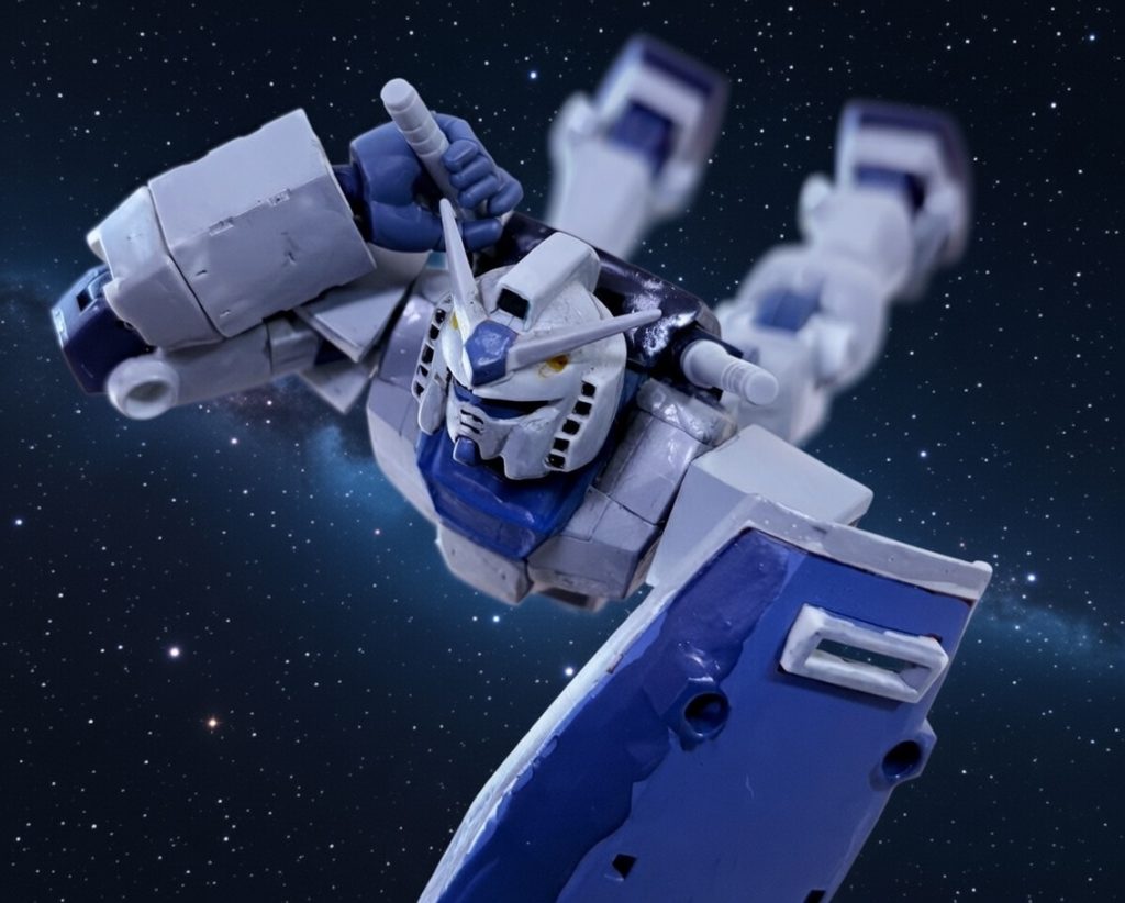 ーホワイトベースのクルーは天才が多いよね。ジェシカ：ムサイを撃破しつつ、G-3ガンダムがビームサーベルを引き抜く場面です。ユージ：この前にハイパーバズーカでブリッジと主砲、エンジンを攻撃して無力化したあと、すぐにビームサーベルに切り替えましたね。タカ：ホワイトベースのクルーは天才が多いよね。既存のやり方に縛られないというか、アドリブで柔軟に対応できるからこの時も楽に敵を倒せましたね。ユージ：ブライトが艦長だったというのも大きいし、ミライの先読みによる操舵スキルももちろんメカニックマン達も俺達の無茶ぶりに対応してくれてたよね。タカ：港署の連中とどこか雰囲気が似ているんです。だからすぐに打ち解けられた。ジェシカ：抜群のチームワークだった訳ですね。カイ：最初は二人のやり方が奇抜すぎて理解が追い付かなかったところもありましたが、次第に慣れてくる自分がいるんですよね。