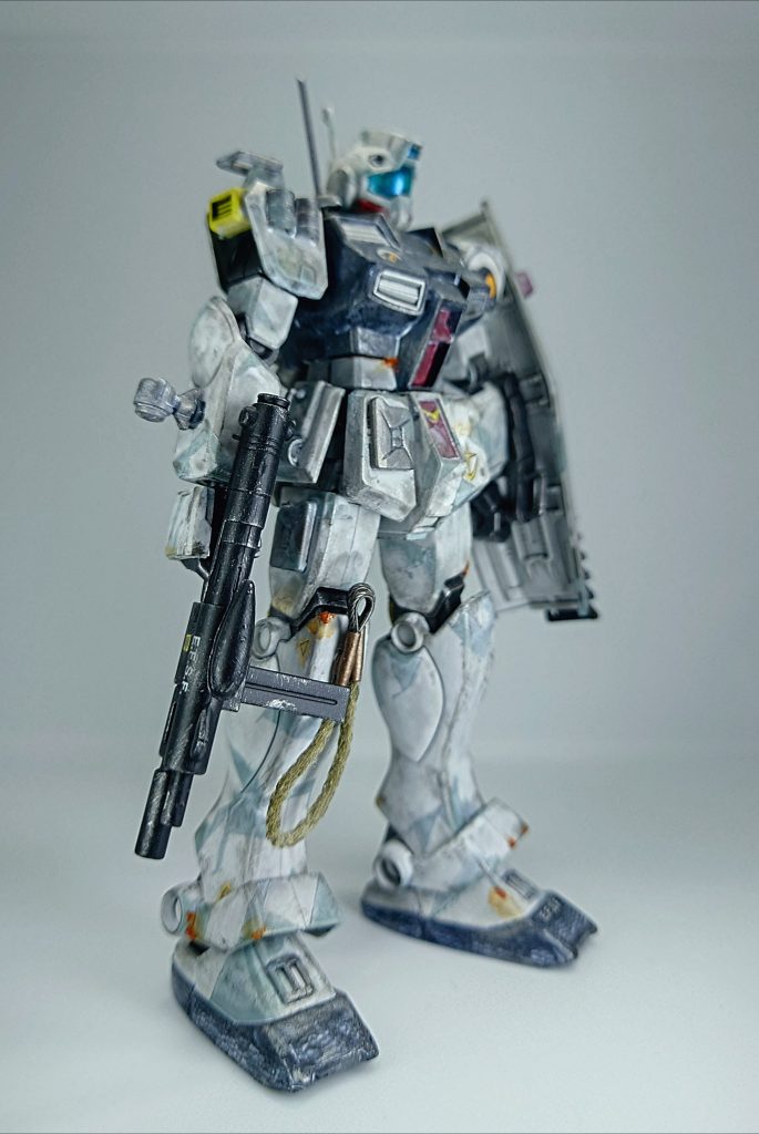 カメラアイゴーグルのクリアパーツは100円ショップに売っていたネイル用偏光パウダーを裏側から擦り付けて、光沢クリアーを吹きました。