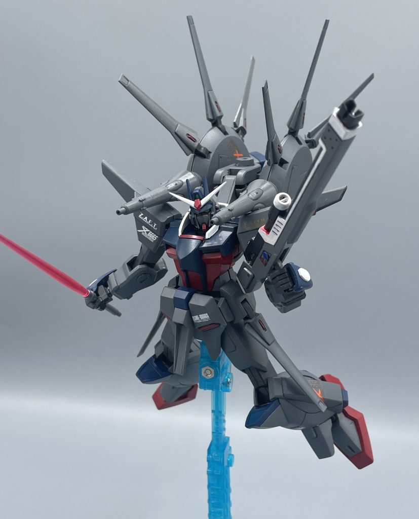 背部ドラグーン　レジェンドのドラグーンは、大気圏内では分離して使用することが出来ません。これはストライクフリーダムも同様ですね。しかし、レジェンドはその弱点を可能な限り補うべく、ドラグーン接続プラットフォームの可動化に成功させています。　これにより、ドラグーンほど空間的な戦闘は行えませんが、可動砲台として多角的に敵機を攻撃することが可能になりました。&nbsp;俺は…クローンだからな。