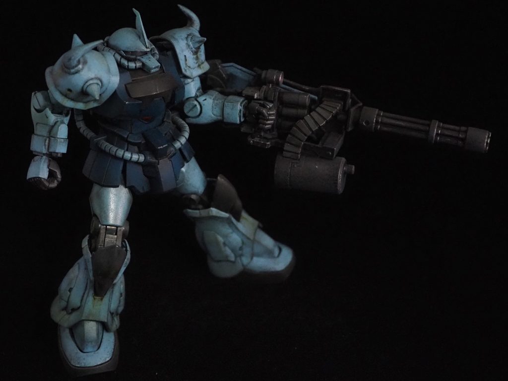 仕上げのトップコートは吹いているのですけどね、塗膜が薄いからか太ももの光の反射に違和感がありますね。