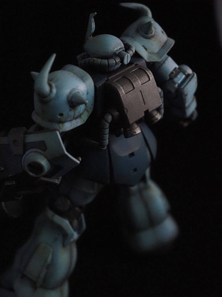 バックパックはドライブラシでハイライトを強調してます。成形色のままですが、質感いい感じになったかなと思ってました。この頃は。