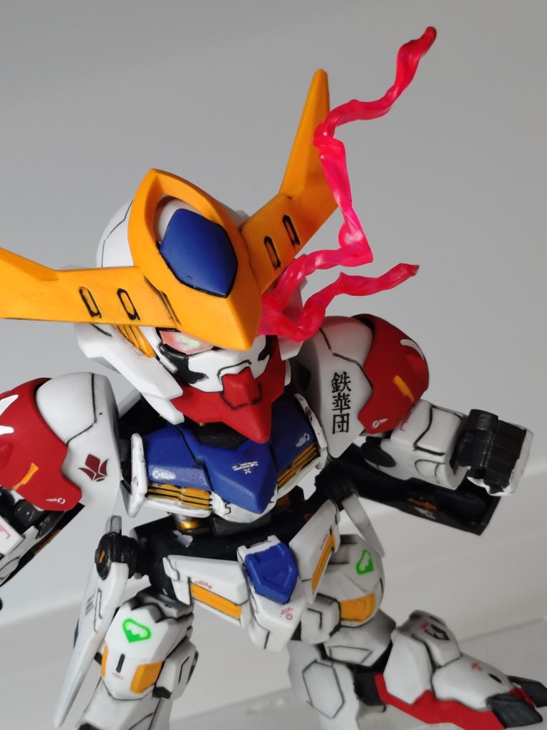 眼光エフェクト鉄血シリーズといえばコレ。様々な作例を参考に100均プラ板をライターで炙りました。ちょっとラインが太い気もするけど…SDなので許容範囲です。塗装は蛍光ピンク。