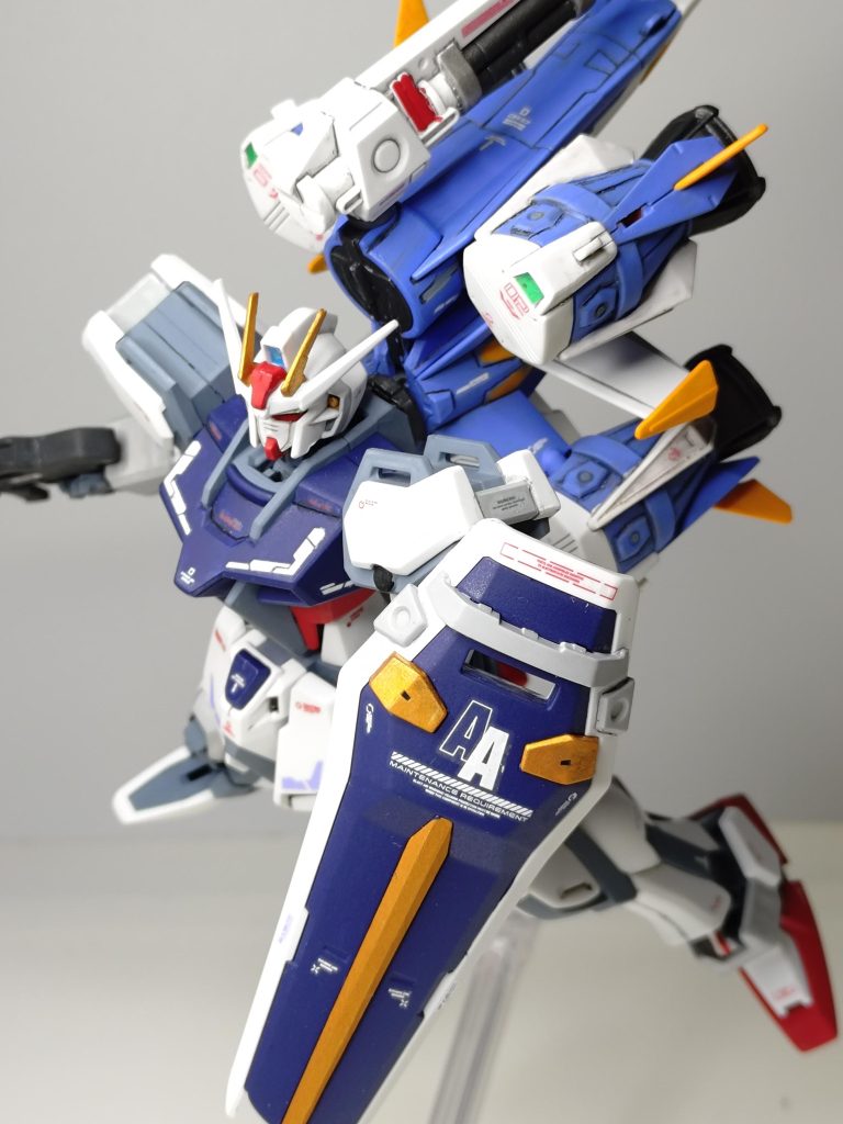 ガンバレルストライカーストライカー装着時のバランスを見て本体を暗めに仕上げてます。シールドを本体色に合わせたので統一感があるような気がします。