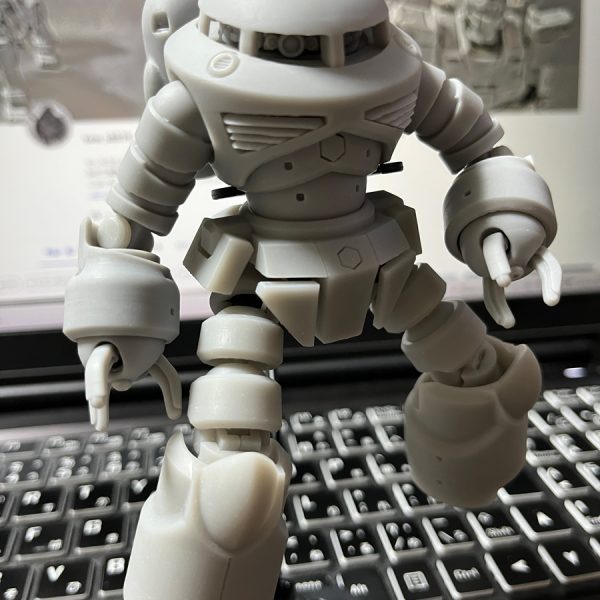 …のが大人の最低限の約束。お正月連投後編。組み上げ可能となった下半身部分で威圧感のある大股歩行イメージで撮影してみました(笑)。僕の中のズゴックはこんな感じでドッシリとイカツイイメージなんです。ヒトデ型ファニー体型じゃない。僕の思うカッコいいです。雰囲気伝わります？…。勝手に決めた複眼構造ですが、あんまり違和感無いんじゃないかと…ダメ？(^^;)。むっちゃこっち向いて眼力強いです(笑)。足の関節のボールジョイントを自作7割にして制作して来ましたが、キット使用5割版に戻します。(腕の方がそう。しっくり来ているので)ぐっ…歳は取りたくないもんじゃのぅ。ジジイは限界じゃ。後は若いもんに…バタッ。と言うことで、世代・性別・立場の分断のない愛すべき平和ボケのこの場を同志一同、共に今年も守らんことを！…寒っ！コタツで寝る…(T_T)。（5枚目）