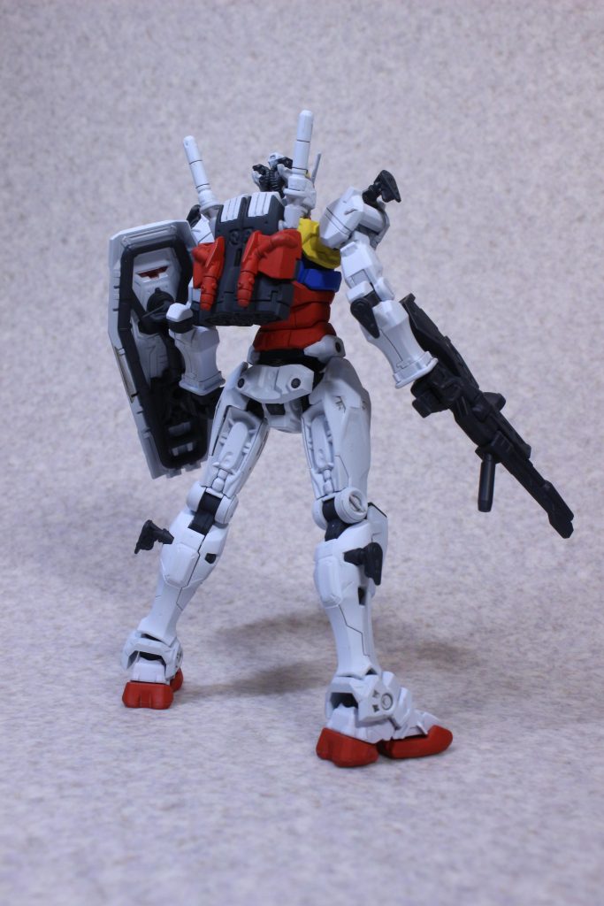 白いガンダム、色の配置見るとちょいちょい初代ガンダムと微妙に違うんですよね。初代と同じ色配置にすると一気にガンダムのパチ物感出てきました。塗り終わった時は(思ったよりパッとしないな？なんか微妙かも)と思ったのですが色々動かして遊んでるうちにこれはこれでイイな！と愛着が湧いてきました。