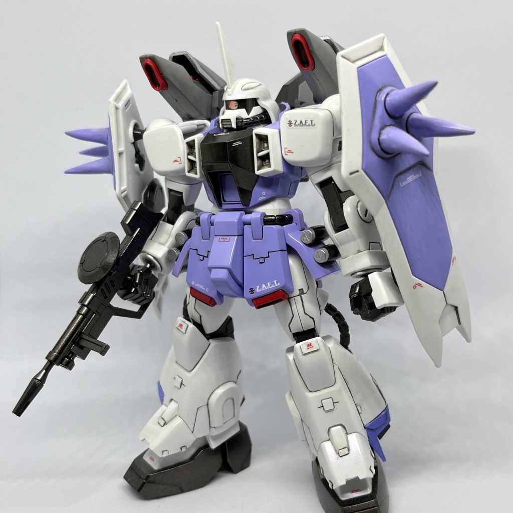 白部はクレオスのクリスタルカラー アメジストパープルを使用しました。(写真ではあまり目立ちませんが…)紫部はガイアノーツのラベンダーです。黒部はガイアノーツのガンメタル、ABSパーツはアクリジョンの黒鉄色です。背中パーツははガイアノーツのメカサフライトとヘヴィです。赤部はアクリジョンのメタリックレッドです。