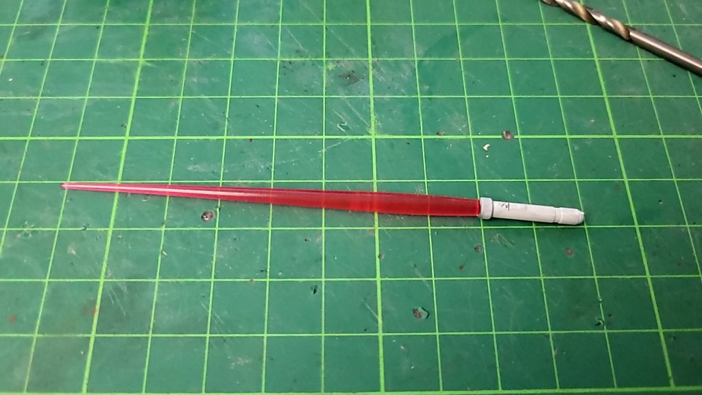 ピンバイスで穴を開け、余っていたエフェクトパーツを取り付け