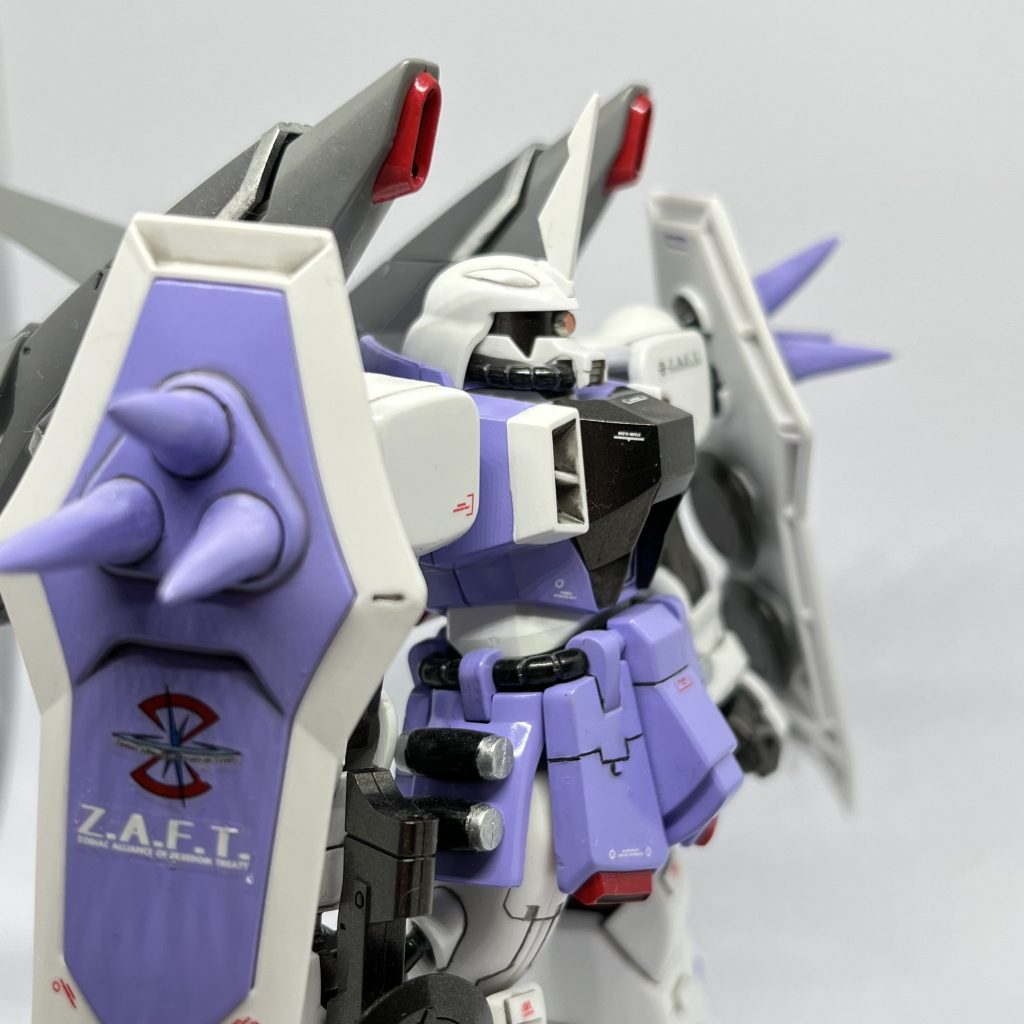 盾のトンガリはエポパテで加工したのですが、上手くいかず曲がってしまいました…。