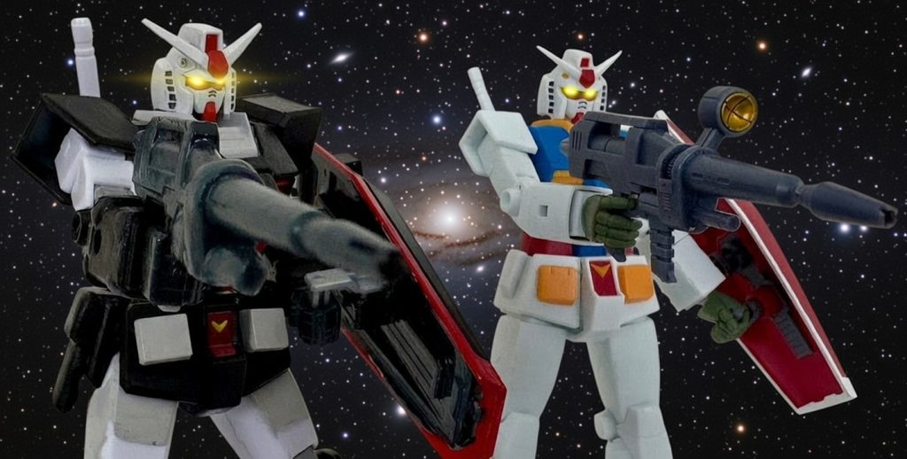 カイ：鷹山さん、大下さん、本日はよろしくお願いします。タカ：どうぞよろしく。ユージ：よろしくお願いします。ジェシカ：二人は元居た世界では横浜港署の刑事で、銀行強盗を追跡していたらゼクノヴァが発生してこの世界にやってきたそうですが、ザクを間近で見た時はどんな気分でしたか？タカ：そりゃあもうビックリですよ（笑）。犯人を追ってたらいきなり目の前でザクがドンパチやってんですから。ユージ：とにかく生き延びようと必死でしたね。タカなんかショットガンで牽制しつつ、民間人に被害が出ないように安全地帯に誘導してましたから。ジェシカ：カイさんはこの時パイロット候補生として訓練を受けておりましたよね。カイ：そう。この時は同期のリュウやハヤト、それからシアン・クランクも一緒でノーマルスーツとライフルを装備して、トレーラーに積んであったガンキャノンの上半身を慌ててホワイトベースに積み込んでました。タカ：そうだったんだ。俺達はザクを止めようと思い、二手に分かれました。攻撃を受けていない格納庫に入り、そこでガンダムの正規パイロット・・・ドーティ少尉から操縦マニュアルを受けとってプロトタイプガンダムを操縦しました。ユージ：僕はたまたま目の前を通りかかったエレカがザクの攻撃でドーンって爆発して、爆風で飛んできたマニュアルを拾ったんです。そんでもって、ガンダムが積んであったトレーラーに走っていってコクピットに滑り込むように乗りましたね。ジェシカ：それ伝説の始まりだった訳ですね？ユージ：とにかく目の前のザクを倒すためになりふり構わずガンダムを動かしてました。タカ：俺は格納庫内で確実にザクを倒すためにマニュアルをコクピットの横に貼りながら武器を探してましたね。カイ：二人共ろくに訓練を受けてないのに、あそこまでザクとやりあえたんですから生粋のニュータイプですよ。逆にこっちが教えてほしいと思いましたよ（笑）。ジェシカ：デニムとジーンのザクを撃破し、二人を捕虜にした後、赤い彗星のシャアと宇宙空間で戦ったんですよね（スライドに指差して言う）？タカ：正確にはデニムとジーンに尋問していた際にシャアがコロニー内部に侵入していて、俺とユージが生身で奴と初めて対峙したんです。ユージ：そうそう、コソ泥みたいにガンダムのパーツをパクろうとしてたんで背中からズドンと一発かましてやろうと思いました。ジェシカ：それが運命の出会いだった訳ですね。タカ：良くも悪くもああいうタイプの男は初めてでした。ジェシカ：私はこの時ジオニック社出身でしたが、後になって映像で見返した際にあの赤い彗星があそこまで追い詰められているのに衝撃を受けました。タカ：ガンダムのパイロットである以前に刑事をやっているのでその時の経験と勘がガンダムの操縦に反映されましたね。ユージ：俺はタカと一緒ならどこでだってやっていける。コンビ組んでからずっとそう思ってます！！カイ：二人の戦い方は、戦後すっかり連邦軍の教本に「MAV戦術」として定着しちゃってんだから大したもんですよ。タカ：やめてよ！（笑）