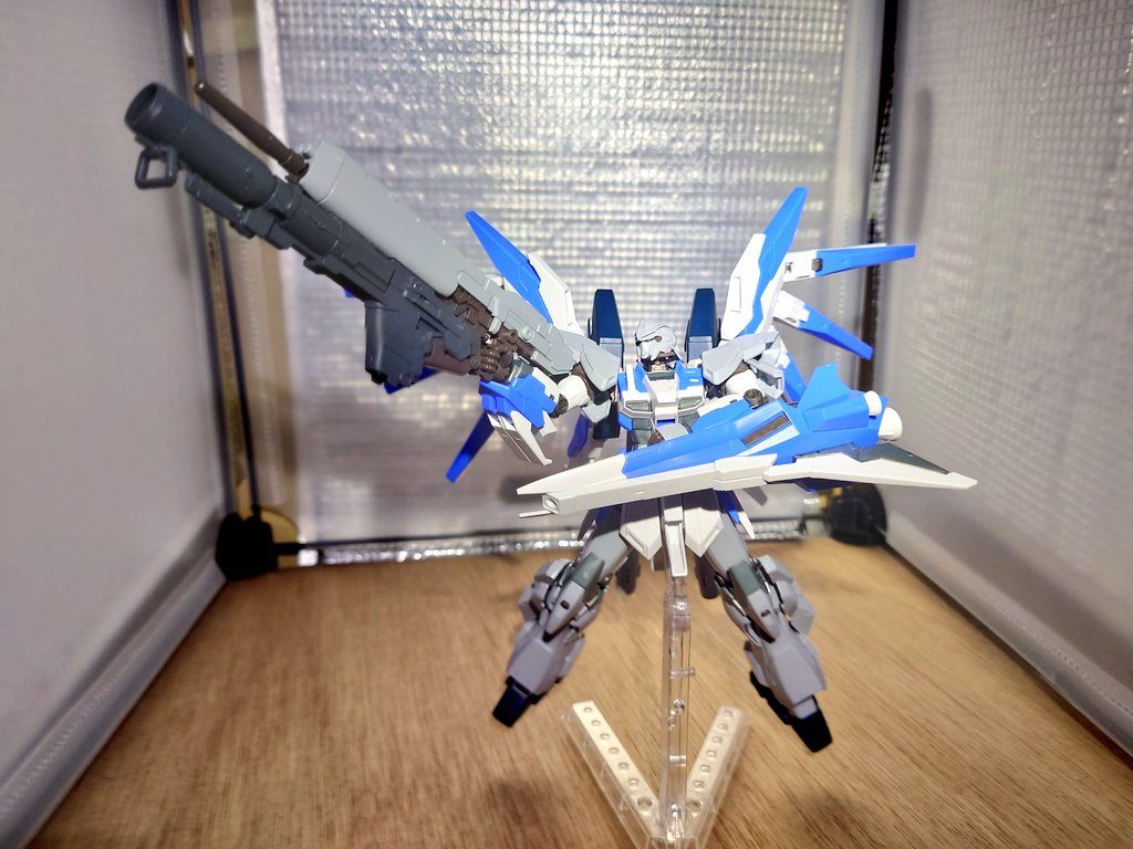 塗装前の仮組み状態ですシナンジュ:頭、肩、脚、バックパック、ビームライフルハイニュー:胴体、腕、腰、フィン・ファンネル、シールドを使用