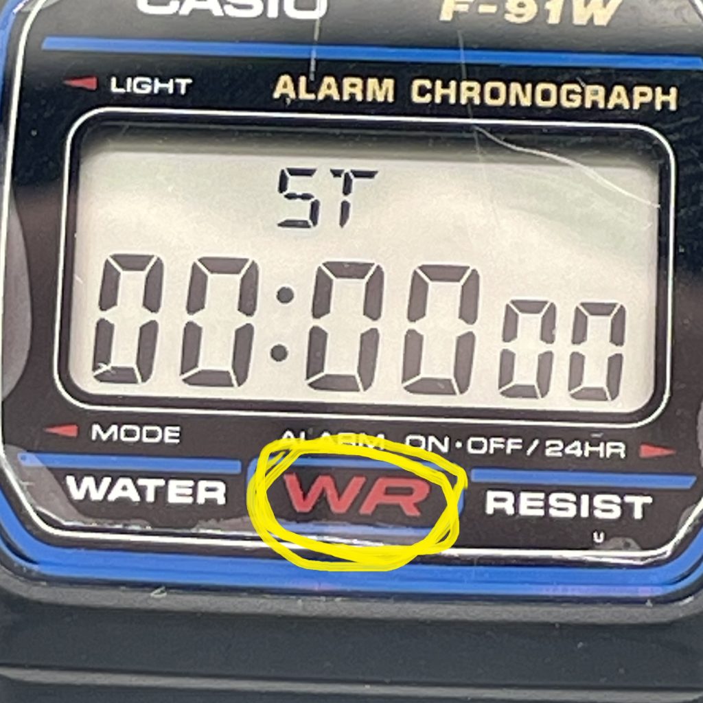 WR！？　このWRは、ご覧の通りWater Resist（防水）の頭文字です。　しかし、我々ガンダムファンからするとWRと言えば、アレですよね。アレ。&nbsp;&nbsp;君は刻の涙を見る・・・！