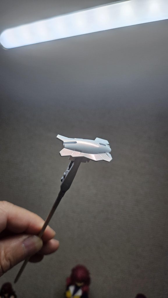 光を当てると赤くなります。クレオスの定番塗料。