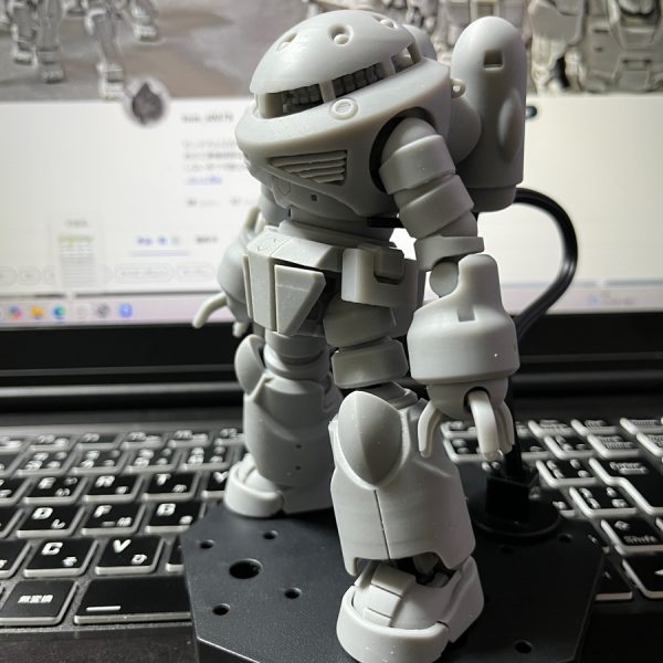 大風呂敷を広げてコケるのは良し。逃げるのは×。と言うことで、だましだましの組み上げまで到達です。実は老化でプリントごとに失敗も挟むのですが(笑)、この写真では膝の中を通る関節の受け部品が欠品しています。(*´Д｀)。プリント中。夜間に終了予定。本日投稿が残り一件出来るうちにこの画像を上げて置いて明日自立する物を上げて、以後は完成品枠に上げようかと思います。拙い制作内容と過程を温かく見守って頂きました常連組の皆様・ん？と気にとめて下さった通りすがりの方、お陰様で低いけど到達点が見えてきました。あと少し。その後は…心機一転、もう少しこのゴリ押しプロジェクトをこの場で続けてみようと思います。次は連邦に戻るぜ。（3枚目）