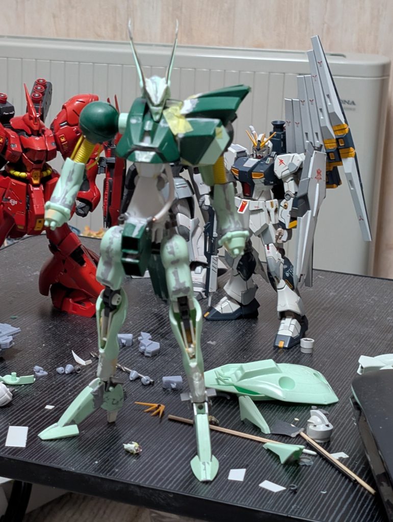 作成途中。この頃はまだ自立出来てました。サザビーよりデカくなってしまいました…まぁヤクトに寄せたのでヨシ。