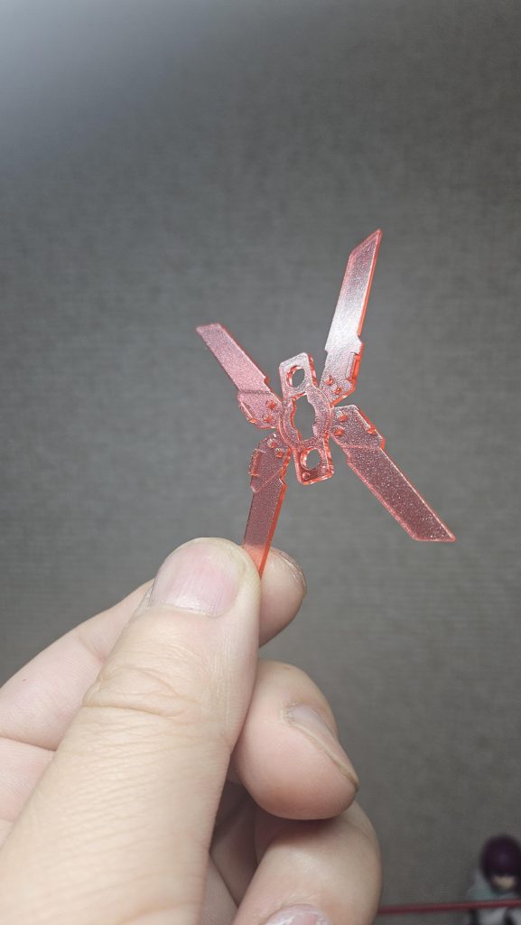 サイコフレームはラフシルバーをふわっとふきました。光が当たるとキラキラ光ります。ギラギラ系ではないので上品かなと思います。