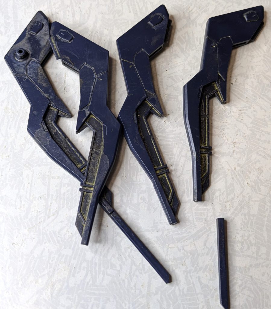 やってしまいました(gundam-kao9)ジップロックの中で部品が折れてしまったようです。更に、折れた部品は薄め液を捨てる際に、一緒に捨ててしまったようで見つからず。慌てて部品の請求、『１回目』を実施しました。無事に部品も届いて塗装を行い、さぁ組み立て！！という段階で、頭部のアンテナ真ん中の額当ての部品を紛失していることが発覚(gundam-kao5)部品の請求『２回目』です。そして。。。