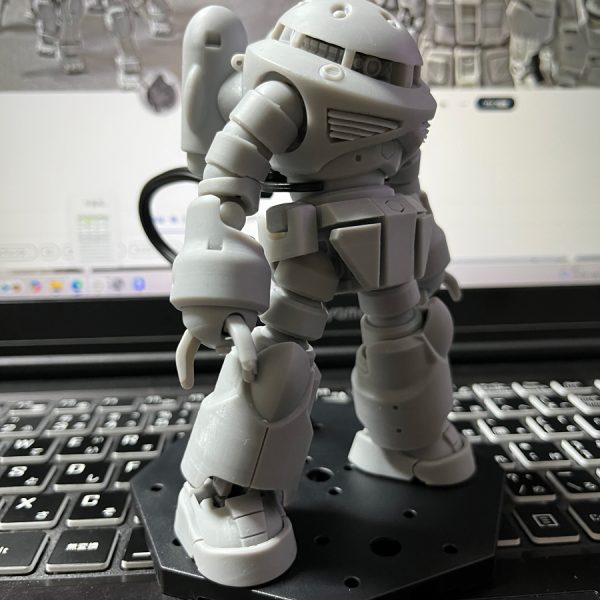 大風呂敷を広げてコケるのは良し。逃げるのは×。と言うことで、だましだましの組み上げまで到達です。実は老化でプリントごとに失敗も挟むのですが(笑)、この写真では膝の中を通る関節の受け部品が欠品しています。(*´Д｀)。プリント中。夜間に終了予定。本日投稿が残り一件出来るうちにこの画像を上げて置いて明日自立する物を上げて、以後は完成品枠に上げようかと思います。拙い制作内容と過程を温かく見守って頂きました常連組の皆様・ん？と気にとめて下さった通りすがりの方、お陰様で低いけど到達点が見えてきました。あと少し。その後は…心機一転、もう少しこのゴリ押しプロジェクトをこの場で続けてみようと思います。次は連邦に戻るぜ。（2枚目）