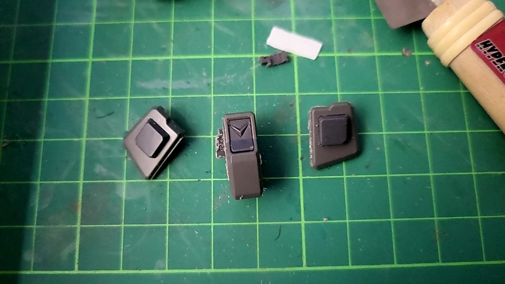 フロントスカートに角度を付けるためにハイパーカットソーでカットし中央のパーツに2㎜プラ棒を通す