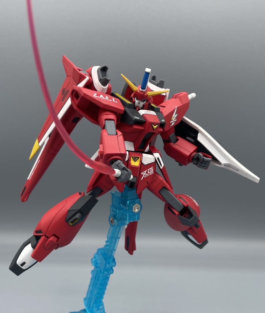 ヴァジュラ ビームサーベル　両肩に装備されているビームサーベル。強力な切れ味とのことですが、まぁ普通にビームサーベルです。　しかし、肩に収納されたサーベルって、使い勝手どうなんでしょうね？　迷いなきアスランなら、どこに装備されていても使いこなすでしょうけどね🤔