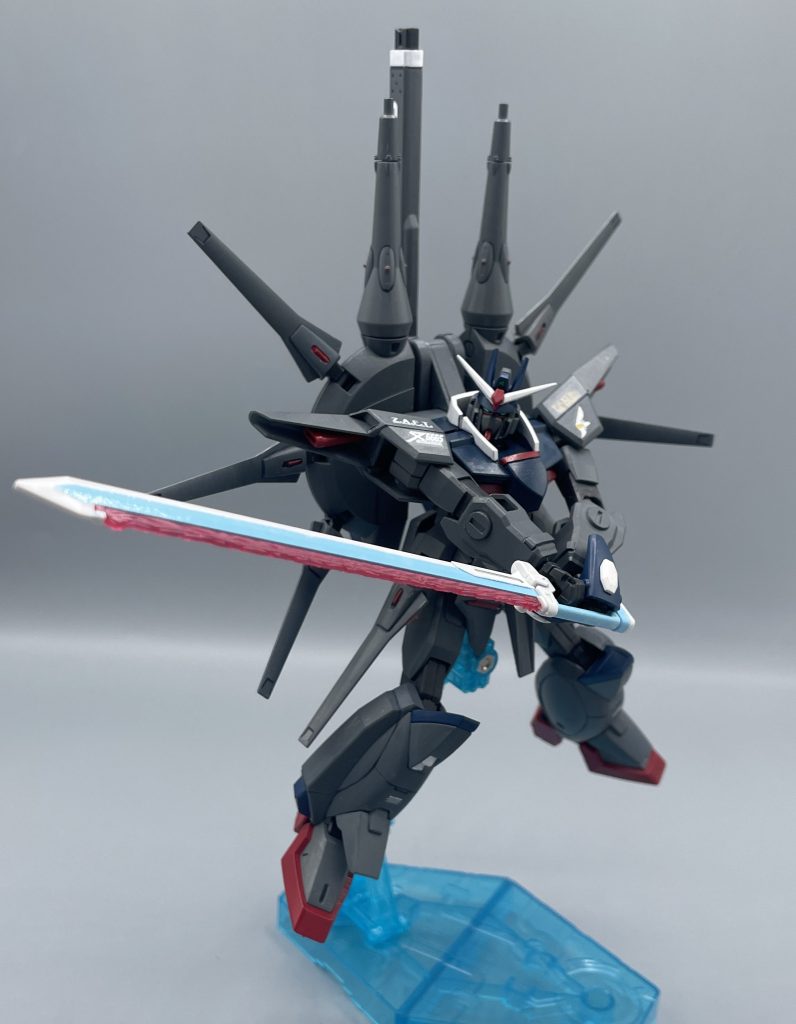 エクスカリバーレーザー対艦刀　これはレジェンドの武装ではなく、ソードインパルスの装備ですね。ヘブンズベース攻略戦で、デストロイを撃破するのに活躍しました。　因縁のあるデストロイとの戦闘にて、近接戦が有利だと見たシンはレイやルナマリアに華麗に指示を飛ばします。　インパルスをソードに換装させ、エクスカリバーを１本ずつ携え、体格で劣るデストロイを叩き切ります。レイ：「やるなルナマリア！大したものじゃないか」ルナ：「忘れてた？私も赤なのよ」二人の会話が印象的でしたよね(^^)　　やはり旧HGということもあり、両手持ちや開脚などの大見得を切ったポージングは厳しいですねー。この辺りは、HGCEならビシッと決まるのでしょうね(^^)&nbsp;&nbsp;分かるだろうお前には&nbsp;　　　　　俺は…ラウ・ル・クルーゼだ！