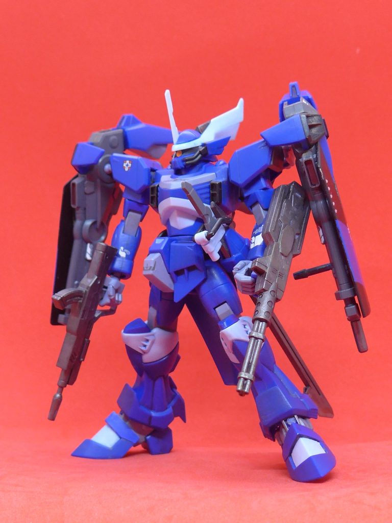 実戦配備に際してシールドと両腕に標準武装もつけたフル装備？です。右肩にオールド世代にとって見慣れたパーソナルマークがあるような気がしますが、オレンジ部分を黒くしたらまさに「青いモビルスーツ」なので、ついついオールド世代の悪い癖が出ました（苦笑）。