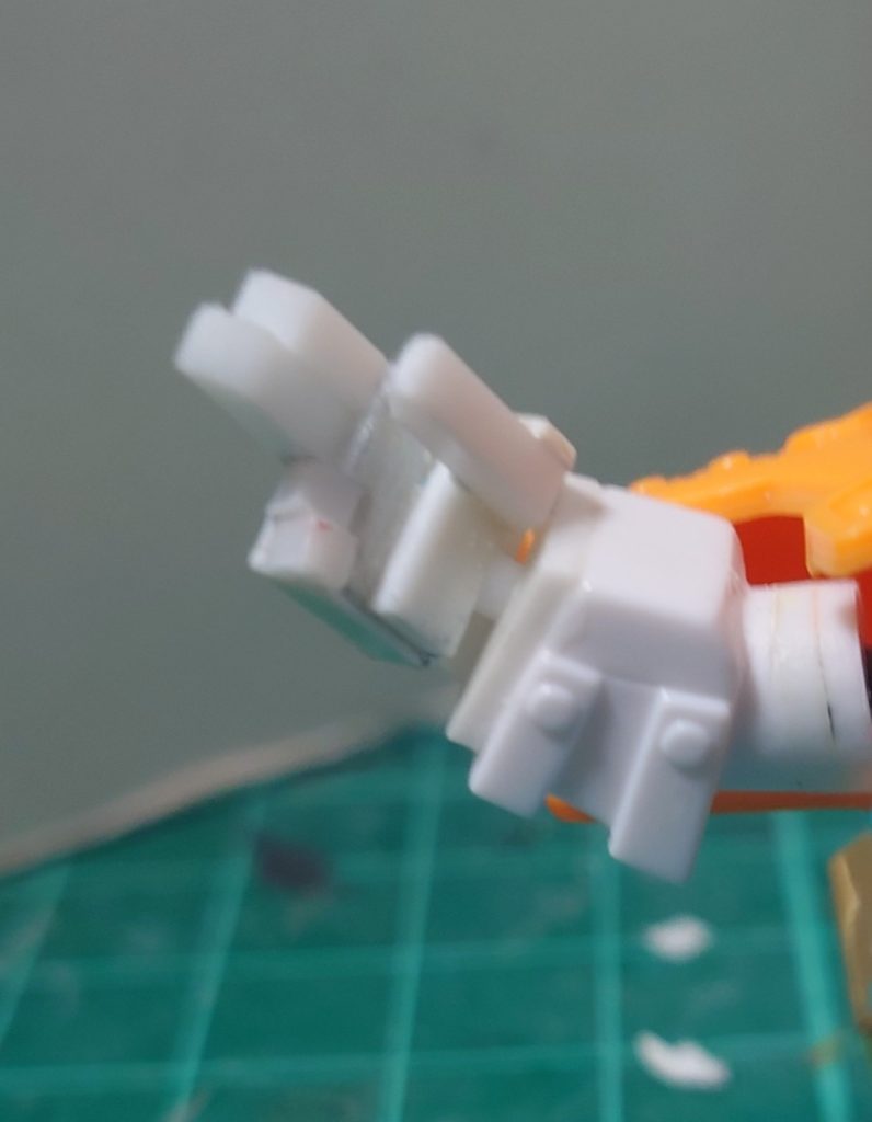 手首は矢をつがえるためのものをスクラッチしました。この写真を友人に見せたところ、「貴様が死んだら頑駄無院手首居士の戒名を授けてやろう」といわれました。ありがたいことです。もちろん、その友人は僧籍などではありません。エッチな女の子を描くのが大好きな、ただの俗物です。